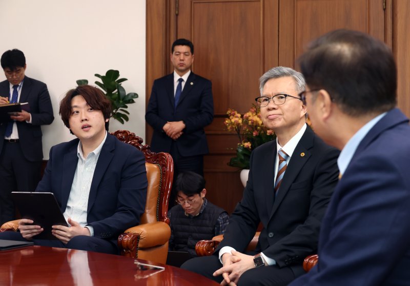 [서울=뉴시스] 고승민 기자 = 박단 대한의사협회 부회장이 17일 서울 여의도 국회에서 우원식 국회 의장을 예방, 인사말을 하고 있다. 2025.02.17. kkssmm99@newsis.com