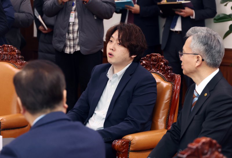 [서울=뉴시스] 고승민 기자 = 박단 대한의사협회 부회장이 17일 서울 여의도 국회에서 우원식 국회 의장을 예방, 인사말을 하고 있다. 2025.02.17. kkssmm99@newsis.com