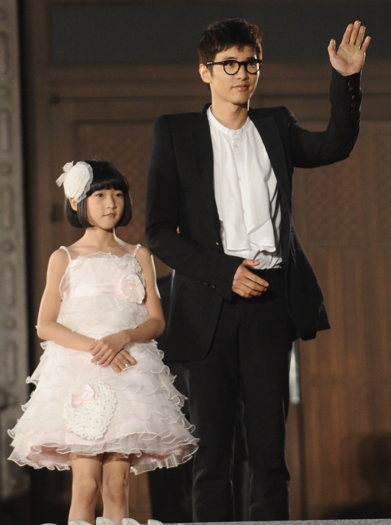 김새론(왼쪽), 원빈