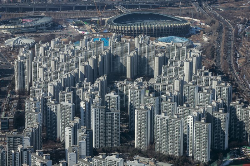[서울=뉴시스] 정병혁 기자 = 사진은 13일 서울 송파구 롯데월드타워 전망대 서울스카이에서 바라본 잠실동 아파트. .2025.02.13. jhope@newsis.com