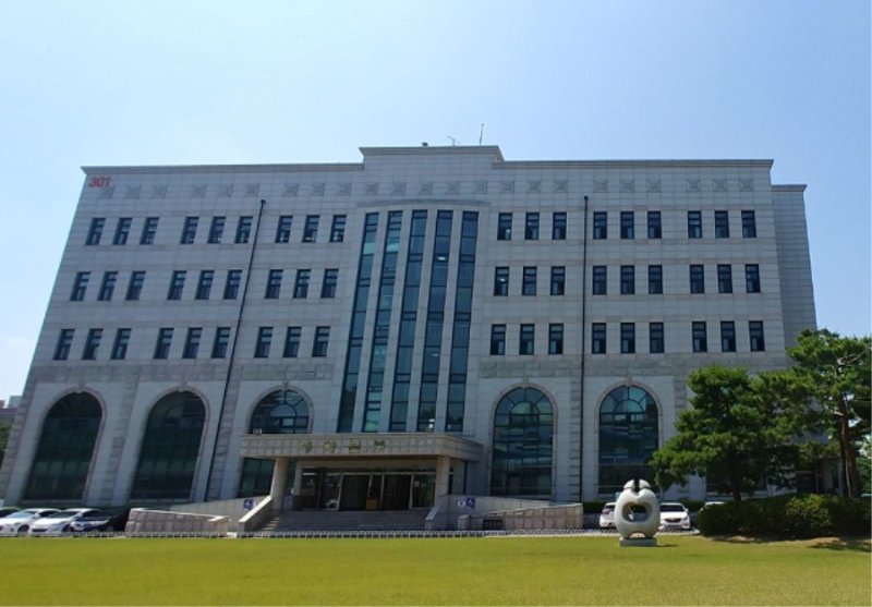 [춘천=뉴시스] 17일 강원대학교(총장 정재연)는 지난 16일 국립강릉원주대학교(총장 박덕영)과 양교 총장 간 협의를 통해 ‘강원1도1국립대’ 출범을 위한 ‘통합 강원대학교의 행정조직과 특성화계획 등 통합이행을 위한 제반 사항’에 대해 합의했다고 밝혔다. 사진은 강원대학교 대학본부 모습. 강원대학교 제공. *재판매 및 DB 금지