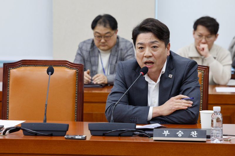 부승찬 더불어민주당 간사가 17일 오후 서울 여의도 국회에서 열린 국방위원회 제422회국회(임시회) 제2차 전체회의에서 여당이 여야 합의없이 회의를 개최했다며 의사진행 발언을 하고 있다. 2024.2.17/뉴스1 ⓒ News1 안은나 기자