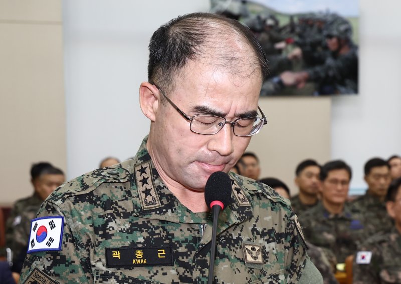 곽종근 특수전사령관이 10일 오전 서울 여의도 국회 국방위원회에서 열린 계엄 관련 긴급 현안질의에서 위원 질의에 답변하던 도중 고개를 떨구고 있다. 2024.12.10/뉴스1 ⓒ News1 김민지 기자