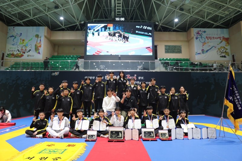 4회 2·28민주운동기념 전국 중고등학교 태권도대회에서 남중부 종합우승과 여중부 종합준우승에 오른 청주 서원중학교 태권도부.(청주시교육지원청 제공. 재판매 및 DB금지)/뉴스1