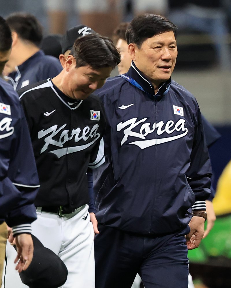류지현 야구대표팀 감독(왼쪽)과 허구연 KBO 총재. 뉴스1 DB ⓒ News1 김진환 기자