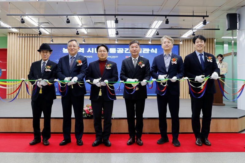17일 광주 농성역에서 시민소통 개관식이 열려 강기정 광주시장, 김이강 서구청장, 강수훈 광주시의원, 이동훈 광주신세계 대표이사 등이 테이프 커팅식을 하고 있다.(광주신세계 제공. 재판매 및 DB 금지)2025.2.17./뉴스1