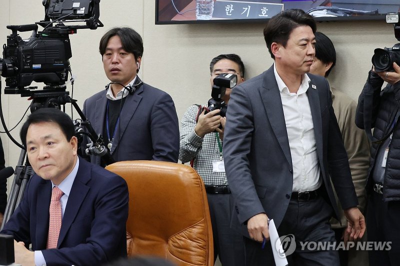 퇴장하는 부승찬 의원 (출처=연합뉴스)
