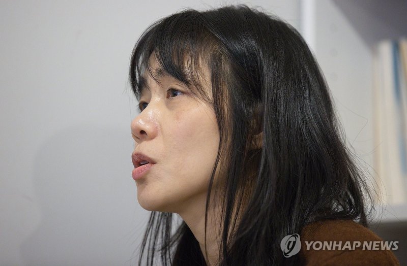 인터뷰하는 소설가 김숨 (출처=연합뉴스)