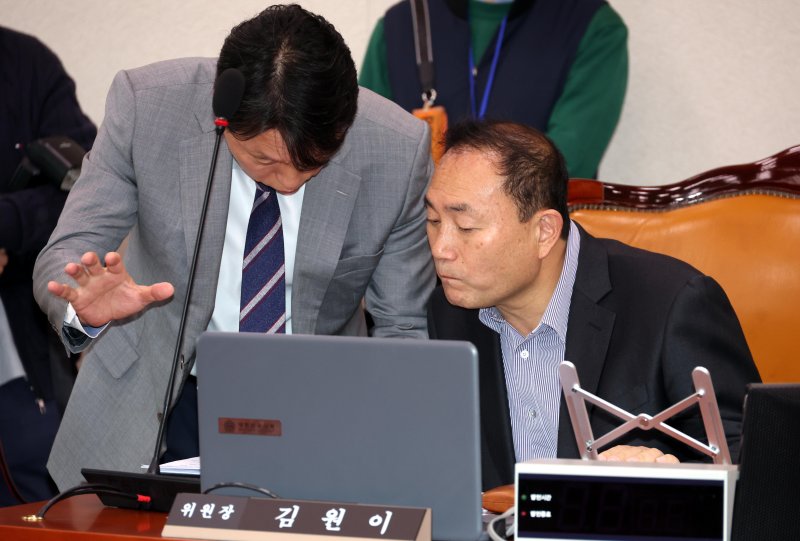 [서울=뉴시스] 조성봉 기자 = 김원이 국회 산자위 산업통상자원특허소위원장이 26일 오전 서울 여의도 국회에서 열린 산업통상자원중소벤처기업위원회 산업통상자원특허소위원회에서 관계자에게 보고를 받고 있다. 2024.12.26. suncho21@newsis.com