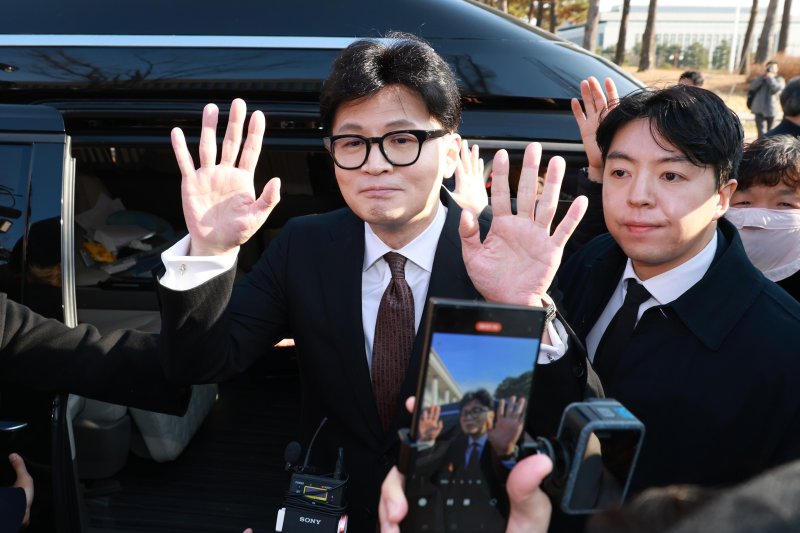 [서울=뉴시스] 국회사진기자단 = 당대표 사퇴 의사를 밝힌 한동훈 국민의힘 대표가 지난해 12월 16일 오전 서울 여의도 국회를 나서며 지지자들과 인사하고 있다. 2024.12.16. photo@newsis.com