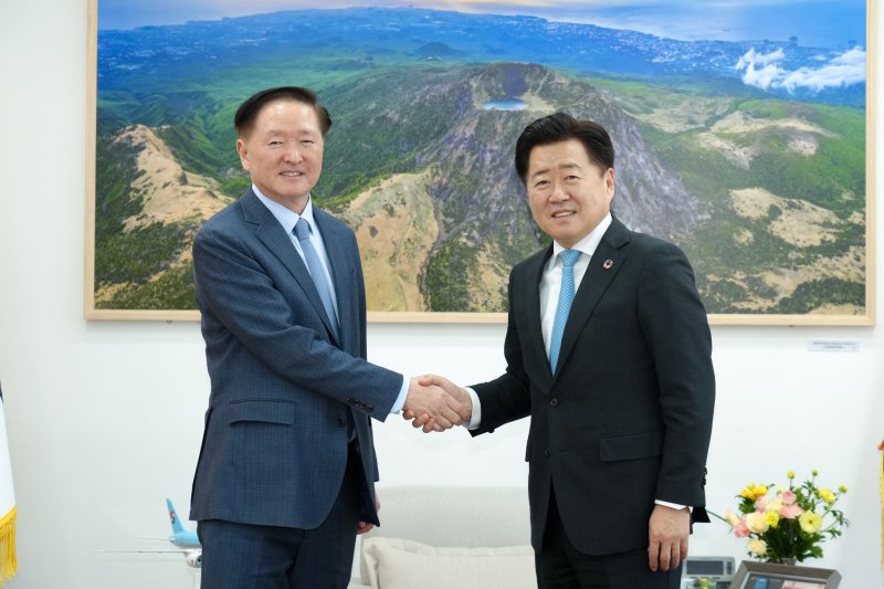 오영훈 제주지시와 우기홍 대한항공 대표이사 부회장이 17일 오후 제주도청 집무실에서 면담 후 기념촬영을 하고 있다.(제주도 제공. 재판매 및 DB 금지)