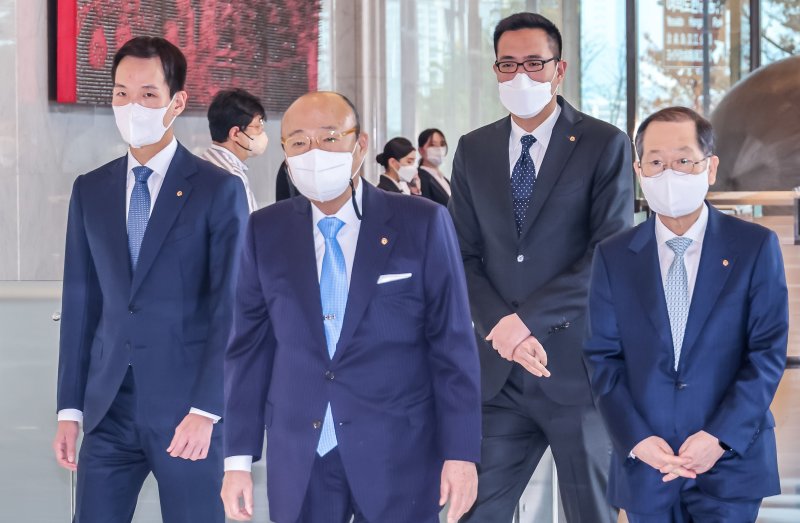 [서울=뉴시스] 권창회 기자 = 김승연 한화그룹 회장을 비롯한 임원진들이 10일 오후 서울 여의도 63빌딩에서 열린 현암(玄巖) 김종희 한화그룹 창업주 탄생 100주년 기념행사에 참석하고 있다. 사진은 왼쪽부터 김동원 한화생명 부사장, 김 회장, 김동선 한화솔루션 갤러리아 전무, 금춘수 한화 부회장.(공동취재사진) 2022.11.10. photo@newsis.com