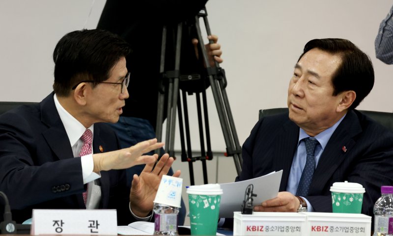 중소기업중앙회는 17일 서울 여의도 중기중앙회에서 김문수 고용노동부장관 초청 중소기업인 간담회를 개최했다. (중기중앙회 제공)