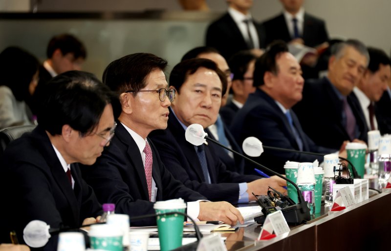 중소기업중앙회는 17일 서울 여의도 중기중앙회에서 김문수 고용노동부장관 초청 중소기업인 간담회를 개최했다. (중기중앙회 제공)