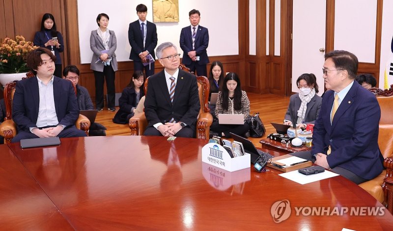 의협회장·대전협 비대위위원장과 간담회 하는 우 의장 (출처=연합뉴스)