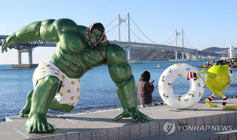 두건 쓴 헐크와 장갑 낀 마이크 (출처=연합뉴스)
