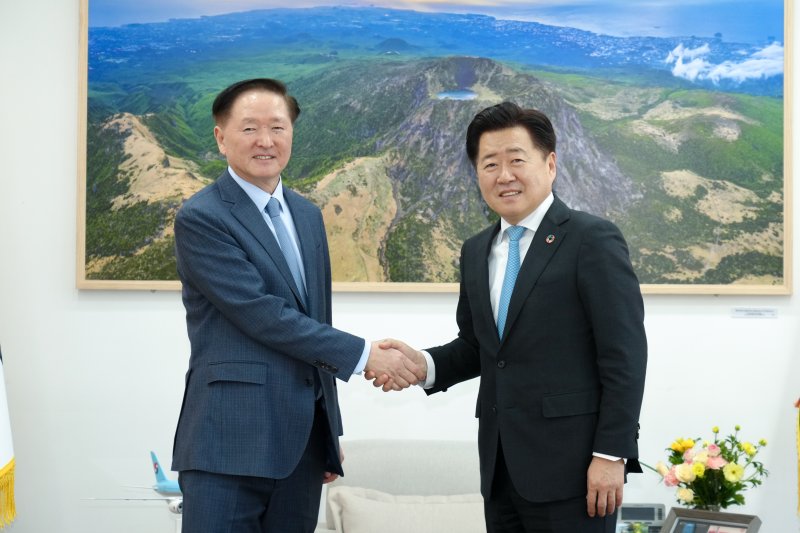 [제주=뉴시스] 오영훈(오른쪽) 제주지사와 우기홍 대한항공 대표이사 부회장이 17일 오후 제주도청 집무실에서 제주관광 활성화를 위한 항공노선 확대와 지역발전 협력 방안을 논의한 후 기념촬영하고 있다. (사진=제주도청 제공) 2025.02.17. photo@newsis.com *재판매 및 DB 금지