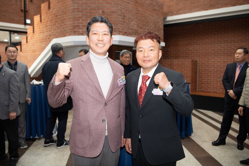 김장호 구미시장(왼쪽)과 황영조 홍보대사 (출처=연합뉴스)