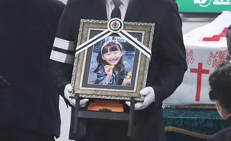 지난 14일 오전 대전 서구 건양대병원 장례식장에서 학교 교사에게 살해된 김하늘양의 발인식이 엄수되고 있다. 2025.2.14/뉴스1 ⓒ News1 김기태 기자