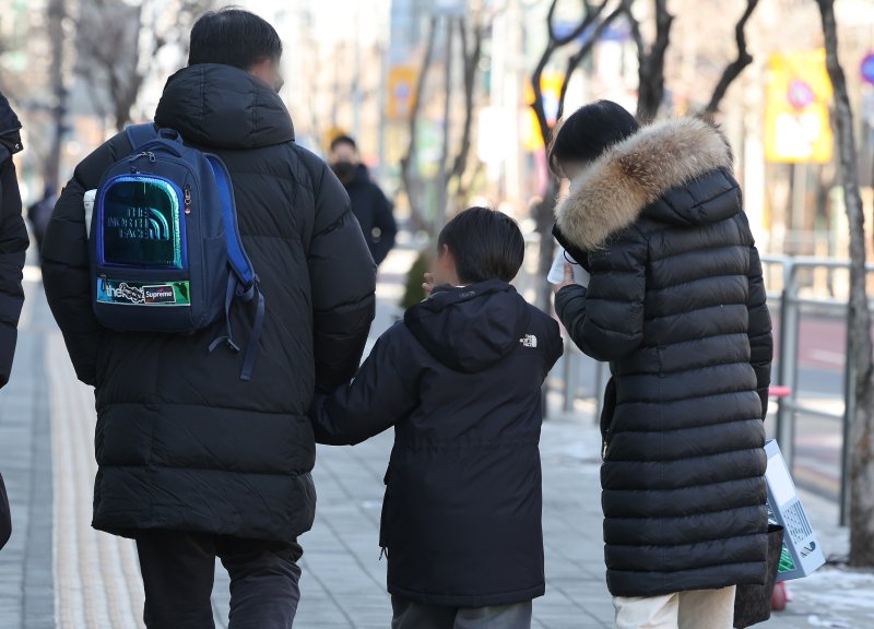 13일 서울의 한 초등학교에서 아이들이 학부모와 함께 하교하고 있다. (자료사진) 2025.2.13/뉴스1 ⓒ News1 이동해 기자