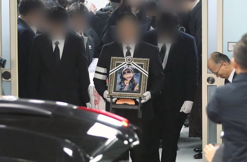 14일 오전 대전 서구 건양대병원 장례식장에서 학교 교사에게 살해된 김하늘양의 발인식이 엄수되고 있다. 2025.2.14/뉴스1 ⓒ News1 김기태 기자