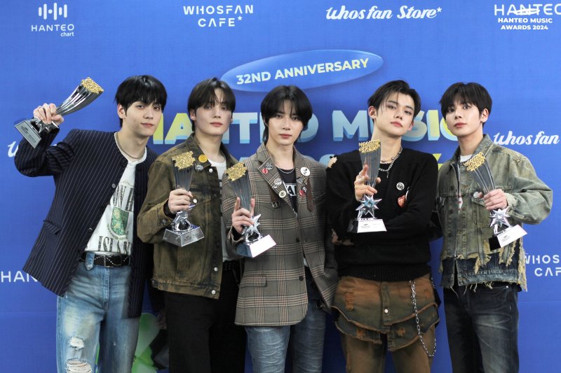 한터뮤직어워즈에서 무려 5개의 트로피를 들어올린 그룹 투모로우바이투게더(TXT).한터글로벌 제공