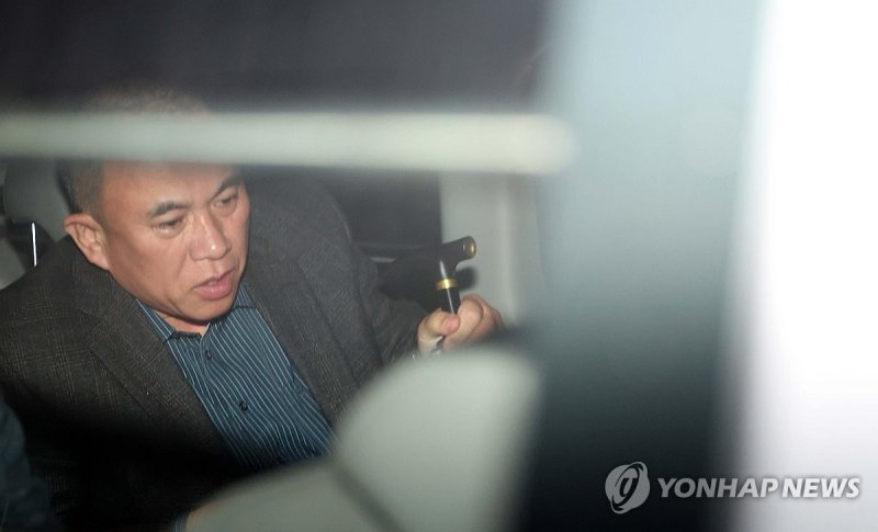 명태균 긴급호송 차 탑승 (출처=연합뉴스)