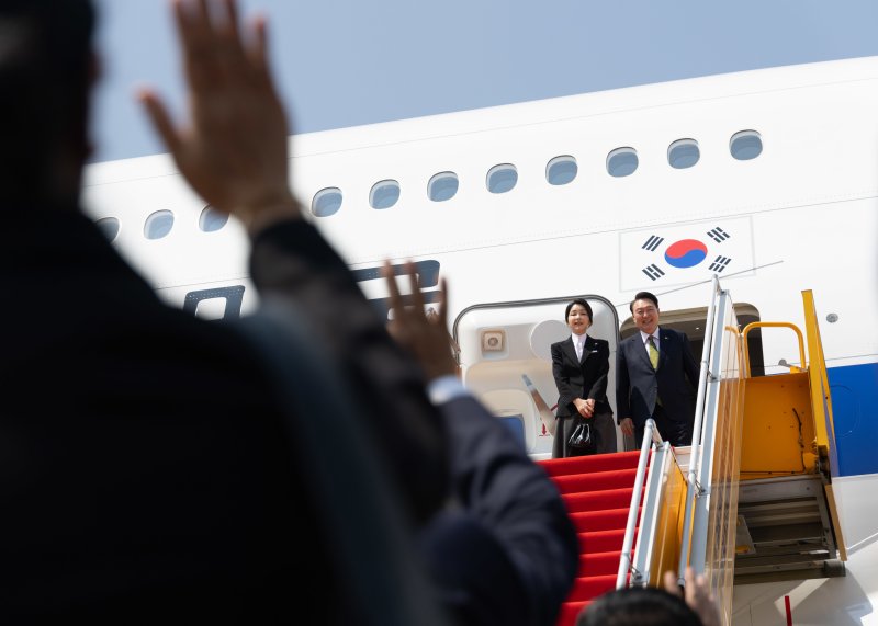 윤석열 대통령과 부인 김건희 여사가 11일(현지시간) 라오스 비엔티안 왓타이 국제공항에서 귀국하기 전 전용기에 올라 환송객들과 인사하고 있다. (대통령실 제공) 2024.10.11/뉴스1 ⓒ News1 송원영 기자