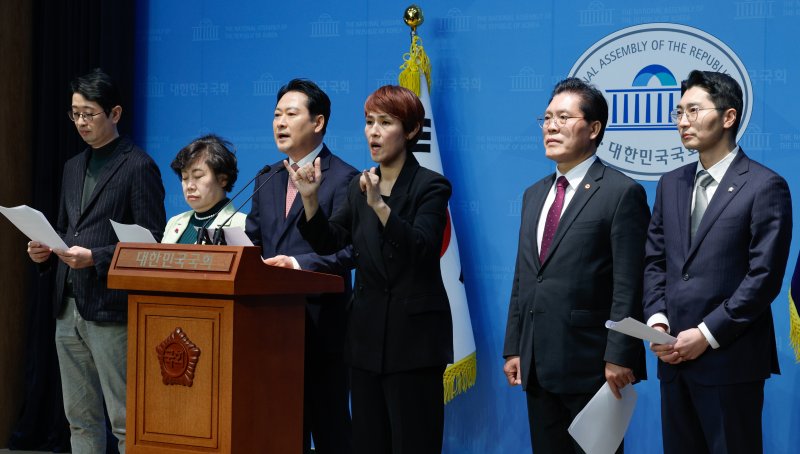 국회 법제사법위원회 소속 국민의힘 주진우(왼쪽부터), 조배숙, 장동혁, 송석준, 박준태 위원이 12일 서울 여의도 국회 소통관에서 야당이 발의한 명태균 특검법 관련 반대 성명을 발표하고 있다. 2025.2.12/뉴스1 ⓒ News1 안은나 기자