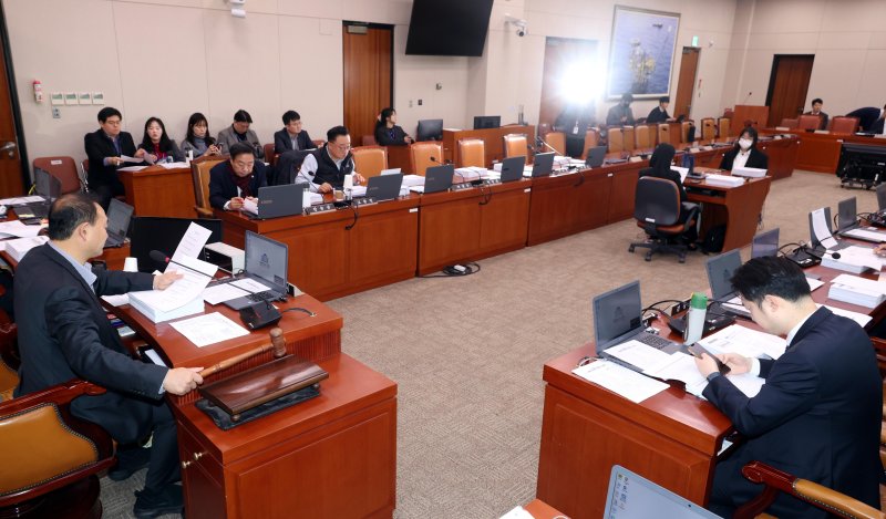 [서울=뉴시스] 조성봉 기자 = 김원이 국회 산자위 산업통상자원특허소위원장이 26일 오전 서울 여의도 국회에서 열린 산업통상자원중소벤처기업위원회 산업통상자원특허소위원회에서 의사봉을 두드리고 있다. 2024.12.26. suncho21@newsis.com