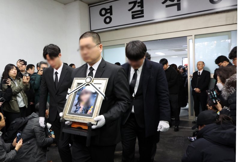 [대전=뉴시스] 강종민 기자 = 고 김하늘 양의 발인식이 이뤄진 지난 14일 오전 하늘 양의 운구행렬이 대전 서구 건양대병원 영결식장을 나서고 있다. 2025.02.14. ppkjm@newsis.com