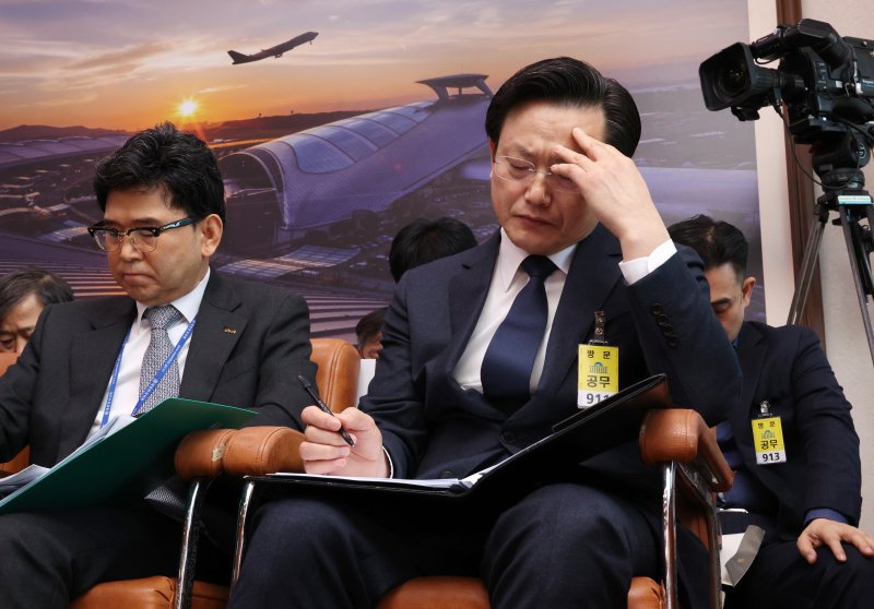 [서울=뉴시스] 조성우 기자 = 김이배(오른쪽) 제주항공 대표이사가 6일 오전 서울 여의도 국회에서 열린 12.29여객기참사진상규명과피해자및유가족의피해구제를위한특별위원회 제2차 전체회의에 출석해 자리하고 있다. 2025.02.06. xconfind@newsis.com