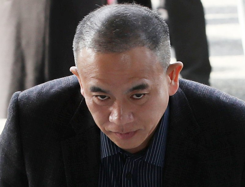 '윤석열 대통령 부부 공천 개입 의혹'의 핵심 인물인 명태균 씨가 지난해 11월8일 오전 정치자금법 위반 혐의 피의자 신분으로 검찰 조사를 받기 위해 경남 창원시 성산구 창원지방검찰청으로 출석하고 있다. 2024.11.8/뉴스1 ⓒ News1 윤일지 기자