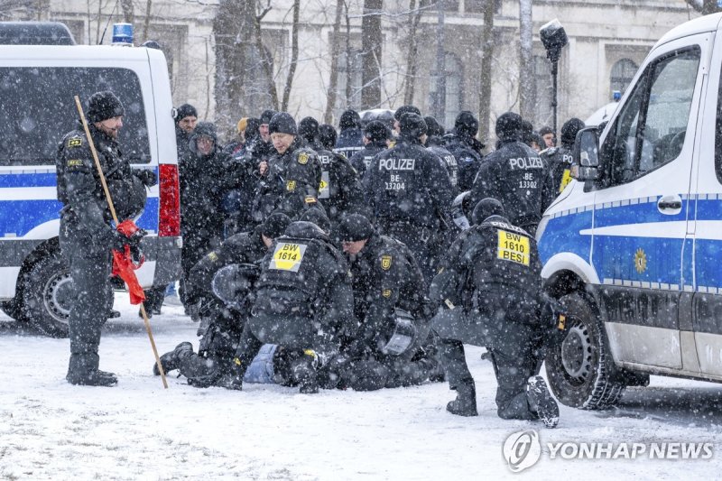 집회 참가자 체포 (출처=연합뉴스)