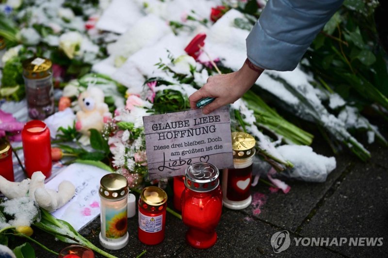 희생자 추모 (출처=연합뉴스)