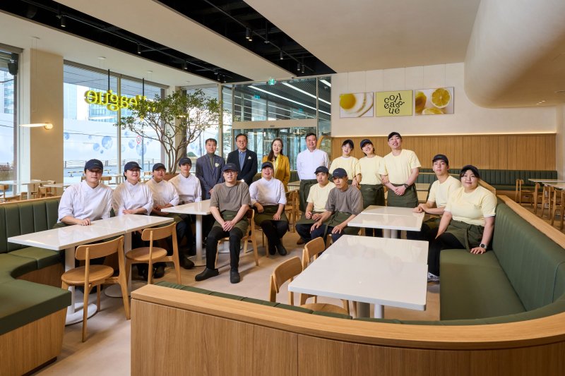 지난 14일 OCI드림 이지현 대표(뒷줄 왼쪽 세번째)와 직원들이 기념촬영을 하고 있다. OCI 제공