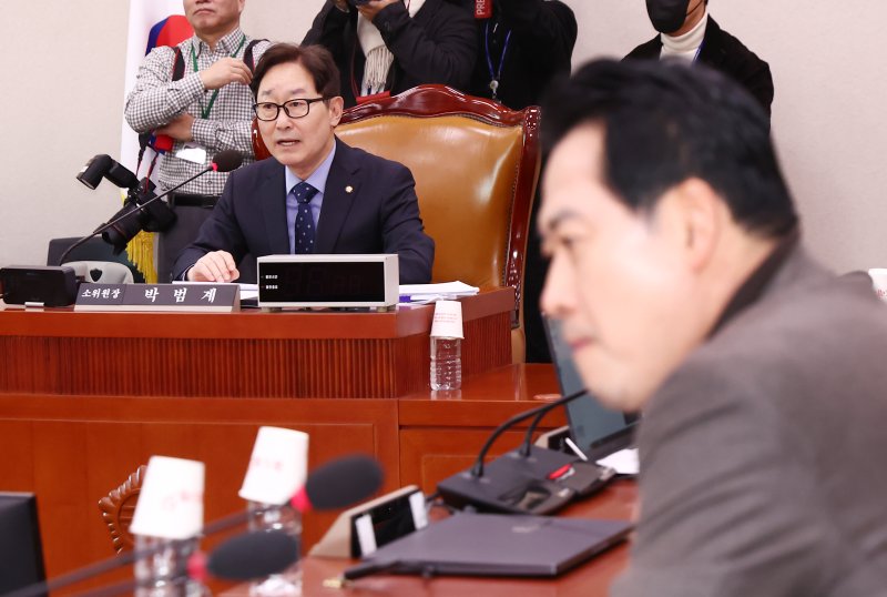 박범계 법제사법위원회 법안심사제1소위원장이 17일 오후 서울 여의도 국회에서 열린 법제사법위원회 법안심사제1소위원회 회의에서 '명태균 특검법' 등 안건 상정에 앞서 발언하고 있다. 2025.2.17/뉴스1 ⓒ News1 김민지 기자