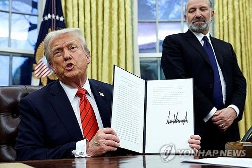 행정명령에 서명하는 트럼프 미국 대통령 (출처=연합뉴스)