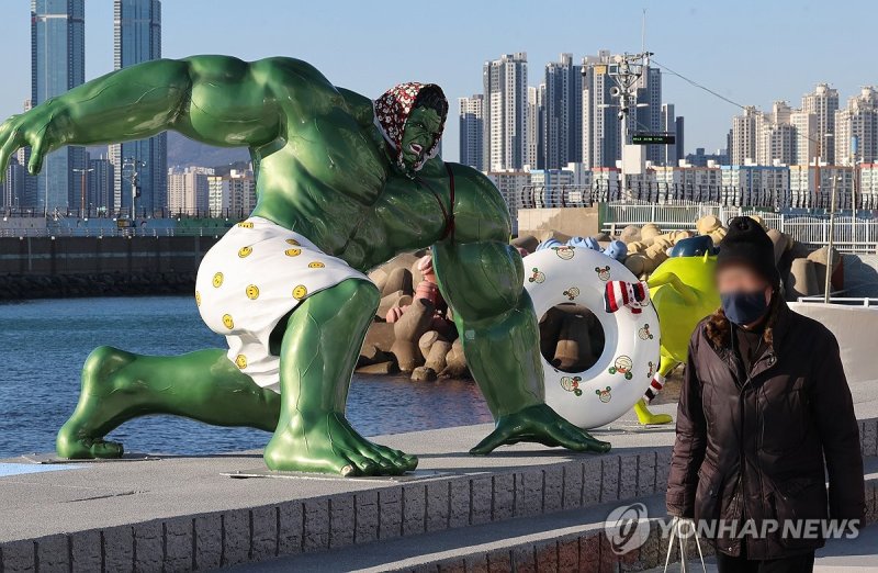 다시 멀어진 봄, 두건 쓴 헐크 (출처=연합뉴스)