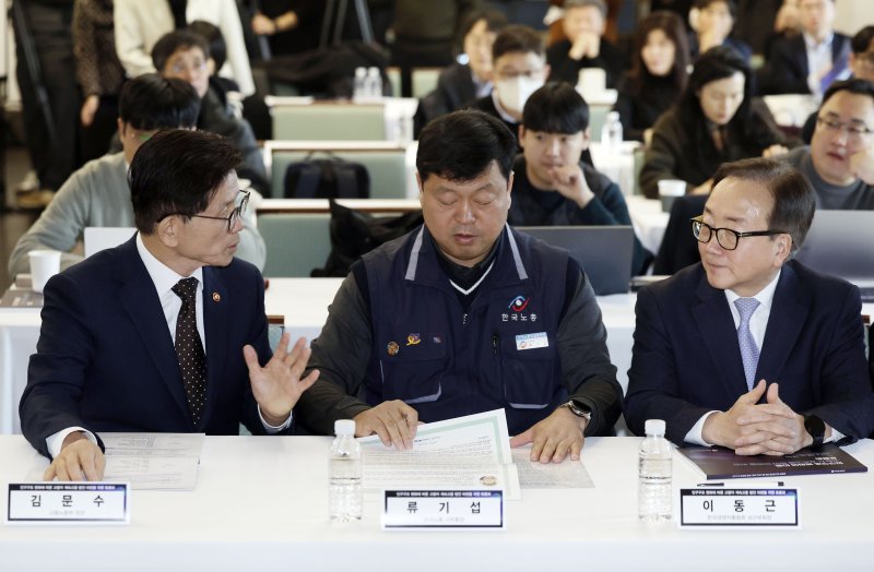 [서울=뉴시스] 최동준 기자 = 김문수 고용노동부 장관이 지난 1월 23일 서울 정동1928아트센터에서 열린 '인구구조 변화에 따른 고령자 계속 고용 방안 마련을 위한 토론회'에 참석해 이동근 경총 부회장, 류기섭 한국노총 사무총장과 대화하고 있는 모습. 2025.01.23. photocdj@newsis.com