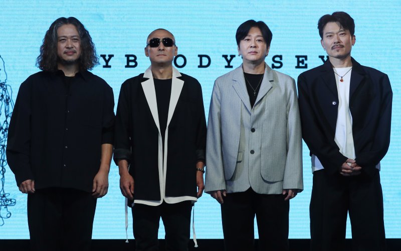 [서울=뉴시스] 김혜진 기자 = YB 밴드가 17일 오후 서울 마포구 롤링홀에서 열린 새 앨범 '오디세이'(Odyssey) 발매 기념 쇼케이스에서 포즈를 취하고 있다. 선공개 곡으로 컴백 예열에 돌입한 YB의 새 EP 앨범 'Odyssey'는 험난한 경험을 통해 성장하며 자아를 찾아 나가는 과정을 담고 있다. 올해 데뷔 30주년을 맞은 YB는 '새로운 여행을 떠나는 첫 발걸음'으로 모던메탈 장르를 선택했다. YB는 이번 앨범을 통해 국내 최고 메탈 전문가들과 협업해 파격적인고 실험적인 변화를 보여줄 예정이다. 2025.02.17. 