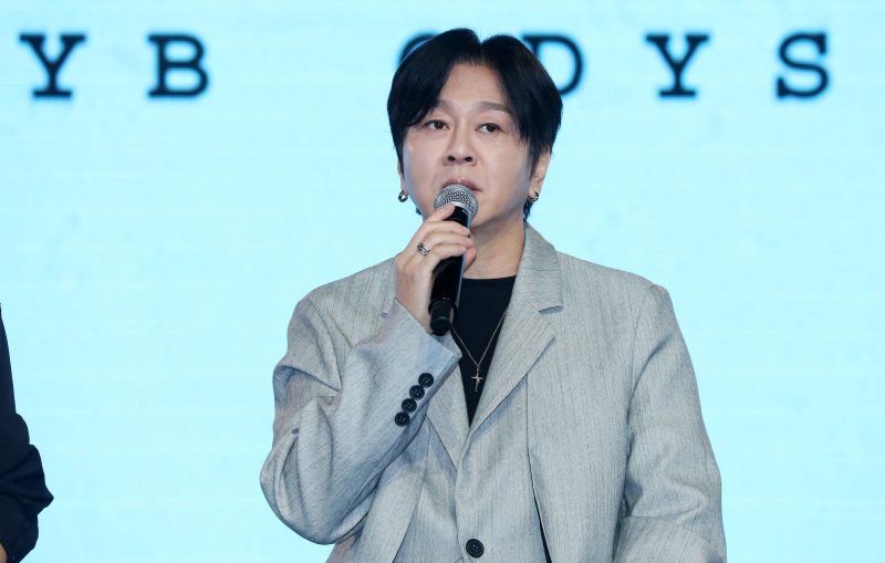 [서울=뉴시스] 김혜진 기자 = YB 윤도현이 17일 오후 서울 마포구 롤링홀에서 열린 새 앨범 '오디세이'(Odyssey) 발매 기념 쇼케이스에서 인사말을 하고 있다. 선공개 곡으로 컴백 예열에 돌입한 YB의 새 EP 앨범 'Odyssey'는 험난한 경험을 통해 성장하며 자아를 찾아 나가는 과정을 담고 있다. 올해 데뷔 30주년을 맞은 YB는 '새로운 여행을 떠나는 첫 발걸음'으로 모던메탈 장르를 선택했다. YB는 이번 앨범을 통해 국내 최고 메탈 전문가들과 협업해 파격적인고 실험적인 변화를 보여줄 예정이다. 2025.02.17.