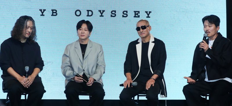 [서울=뉴시스] 김혜진 기자 = YB 박태희(오른쪽 첫번째)가 17일 오후 서울 마포구 롤링홀에서 열린 새 앨범 '오디세이'(Odyssey) 발매 기념 쇼케이스에서 인사말을 하고 있다.선공개 곡으로 컴백 예열에 돌입한 YB의 새 EP 앨범 'Odyssey'는 험난한 경험을 통해 성장하며 자아를 찾아 나가는 과정을 담고 있다. 올해 데뷔 30주년을 맞은 YB는 '새로운 여행을 떠나는 첫 발걸음'으로 모던메탈 장르를 선택했다. YB는 이번 앨범을 통해 국내 최고 메탈 전문가들과 협업해 파격적인고 실험적인 변화를 보여줄 예정이다. 202