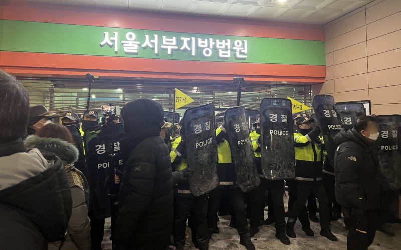 19일 새벽 윤석열 대통령에 대한 구속영장이 발부되자 서울 서부지법에 지지자들이 진입해 난동을 부리자 경찰이 이를 진압하고 있다. 2025.1.19/뉴스1 ⓒ News1 김민수 기자