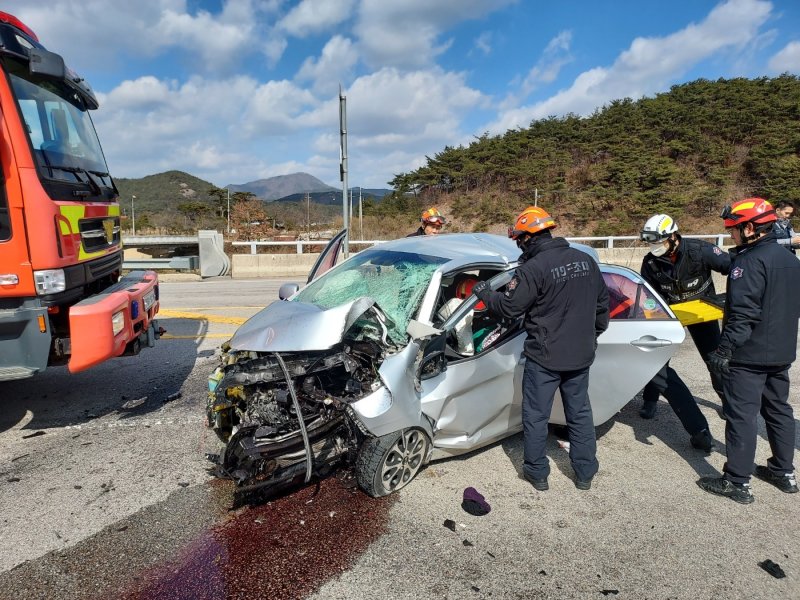 17일 오후 1시 13분께 전북 고창군 아산면 한 도로를 달리던 경차가 중앙분리대를 들이받아 60대 운전자가 숨졌다. (전북자치도소방본부 제공. 재판매 및 DB금지) 2025.2.17/뉴스1