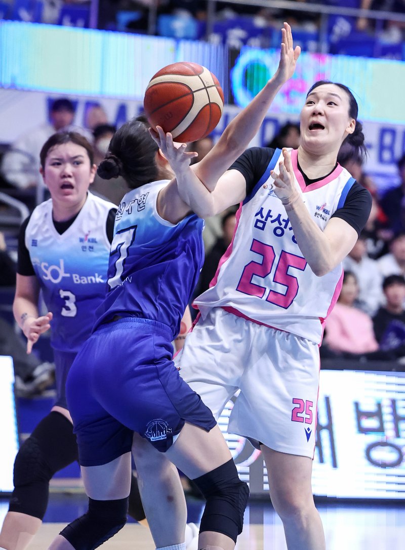 17일 오후 인천 중구 도원체육관에서 열린 '하나은행 2024-2025 여자프로농구' 인천 신한은행 에스버드와 용인 삼성생명 블루밍스의 경기에서 삼성생명 배혜윤이 레이업슛을 시도하고 있다. 2025.2.1.7/뉴스1 ⓒ News1 민경석 기자