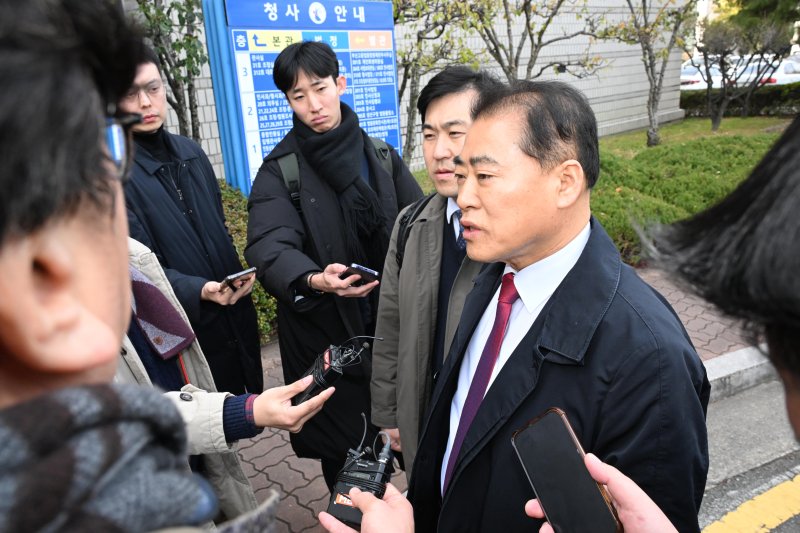 [창원=뉴시스] 차용현 기자 = 정치자금법 위반 등의 혐의로 구속 기소된 명태균 씨가 23일 오후 경남 창원지방법원에서 보석 허가에 대한 심문을 받았다. 사진은 명태균 법률대리인 남상권 변호사가 창원지방법원앞에서 기자들의 질문에 답하고 있다. 2024.12.23. con@newsis.com