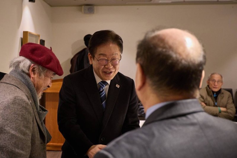 이재명 더불어민주당 대표가 17일 서울 모처에서 시민사회 원로 약 10명과 오찬 회동을 가졌다.(더불어민주당 제공) ⓒ News1 한재준 기자