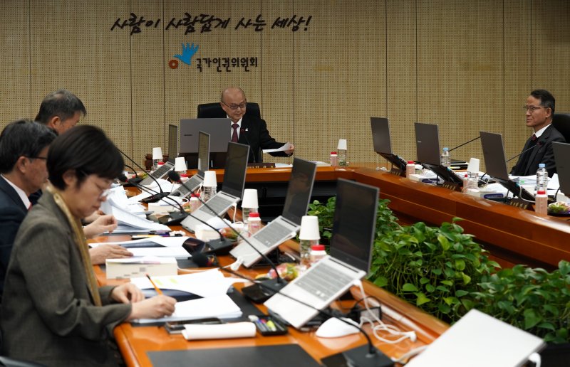 [서울=뉴시스] 고범준 기자 = 안창호 국가인권위원회 위원장이 10일 서울 중구 국가인권위원회에서 열린 '국가인권위원회 2차 전원위원회'에서 자료를 살펴보고 있다. 2025.02.10. (공동취재) photo@newsis.com