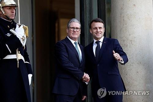 파리 도착한 영국 총리 (출처=연합뉴스)